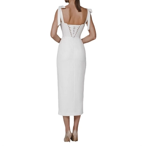 Elegante abito longuette bianco aderente con sexy schiena stringata e spalline a fiocco