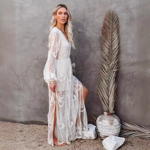 Weißes Boho-Maxikleid mit Spitze, V-Ausschnitt, Laternenärmeln und Schlitz für den Urlaub