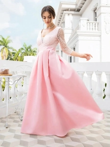 Elegante rosa Abendrobe mit V-Ausschnitt, Spitze, Satin-Maxirock und langen Ärmeln