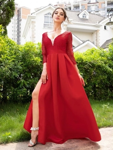 Elegantes rotes Abendkleid aus Spitze mit V-Ausschnitt und Seitenschlitz auf einem Model