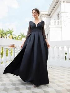 Details von V-Ausschnitt, Spitzenärmeln und Pailletten-Stickerei am schwarzen Abendkleid