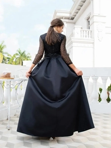 Detailaufnahme von elegantem schwarzen Spitzenoberteil mit Pailletten am Abendkleid