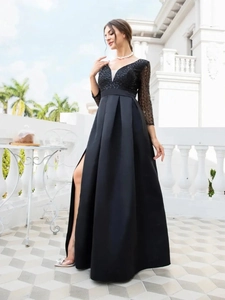 Elegantes schwarzes Spitzen-Abendkleid mit V-Ausschnitt und hohem Schlitz-Satinrock