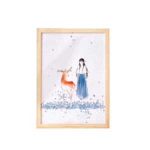 Cornice in legno massiccio con illustrazione artistica di una ragazza e un cervo