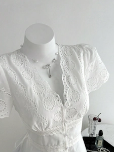 Elegante camicetta bianca a maniche corte in pizzo con ricamo a giorno e scollo a V