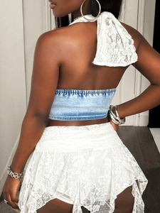 Détail du haut dos nu en dentelle blanche avec bustier denim et jupe à volants