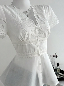 Elegante camicetta bianca vintage in pizzo con scollo a V, ricamo traforato e maniche corte