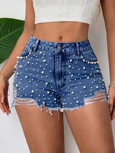 Pantaloncini di jeans a vita alta blu scuro con perle bianche decorative e orlo sfrangiato