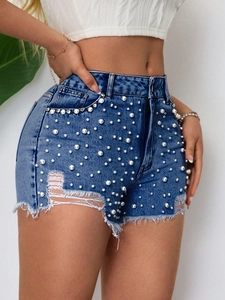 Pantaloncini di jeans a vita alta blu scuro con perle, strass e orli sfrangiati consumati