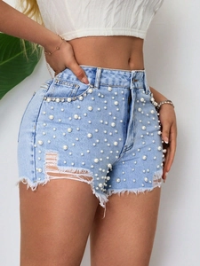 Pantaloncini di jeans a vita alta azzurri con perle, strass e orlo sfrangiato
