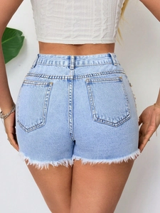 Vista posteriore di shorts in denim azzurro a vita alta con orlo a frange e tasche
