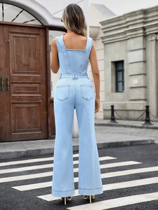 Tuta di jeans celeste senza maniche con scollo quadrato, schiena scoperta e gamba larga