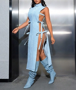 Détail de la robe courte en jean bleu clair avec découpes latérales et lacets noués