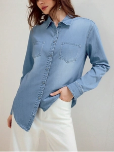 Women casual loose light blue denim shirt jacket with dual breast pockets and metal buttons