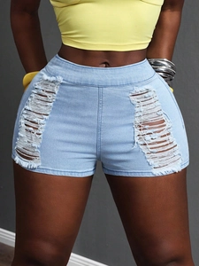Short en jean bleu clair taille haute avec découpes usées et détails à franges