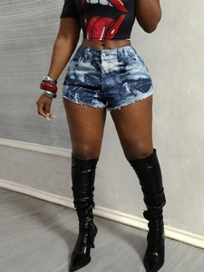 Détail d'un short en jean taille haute avec dégradé bleu tie-dye et ourlet effiloché