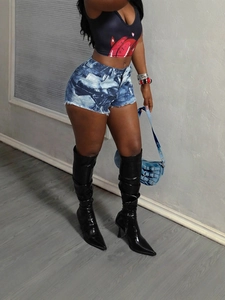 Short en jean moulant pour femme avec motif tie-dye bleu et ourlet effiloché à taille haute