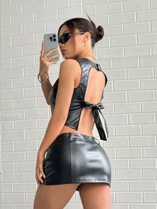 Conjunto chic de dos piezas en cuero PU negro con top halter sin espalda y minifalda
