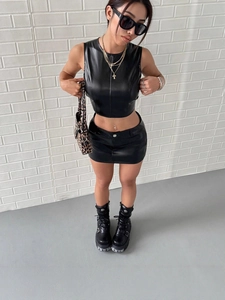 Conjunto de dos piezas para mujer en cuero sintético negro con top corto y minifalda