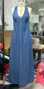 Détail du dos d'une robe longue en jean à licou avec des coutures contrastées fines