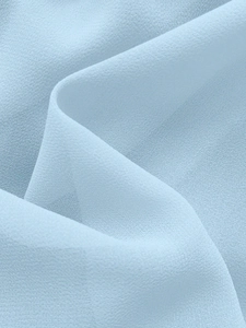 Gros plan sur la dentelle et le chiffon bleu clair avec des plis délicats