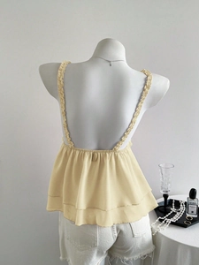 Détail d'un caraco jaune clair avec dentelle, ourlet à volants et dos nu sexy