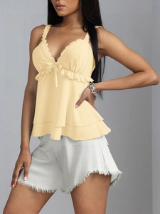 Camisole jaune pâle avec dentelle, nœud papillon et ourlet à volants superposés