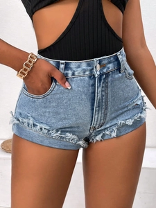 Short en jean bleu clair à taille haute, coupe ajustée avec ourlet effiloché et détails