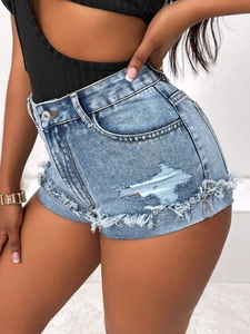 Short en jean bleu clair délavé à taille haute avec détails déchirés sur le côté