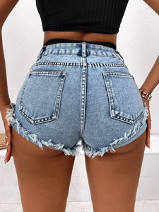Short en jean bleu taille haute à coupe ajustée avec ourlet effiloché et poches
