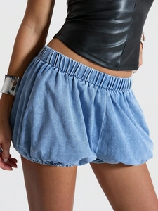 Pantaloncini a palloncino in denim celeste con vita alta elastica per look retrò