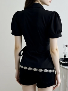 Elegante schwarze Bluse mit Puffärmeln und Taillenband für eine schlanke Silhouette