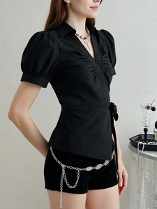 Elegante schwarze Wickelbluse mit Puffärmeln und V-Ausschnitt für eine schmale Passform