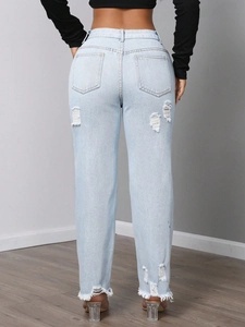 Jeans donna azzurro a vita alta con dettagli consumati e orli sfrangiati alla moda