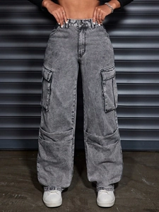 Women vintage washed high waist cargo jeans with wide leg cut and large pockets