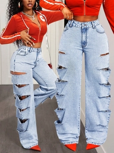 Dettaglio ravvicinato dei jeans a vita alta azzurri a gamba larga con tagli effetto usato