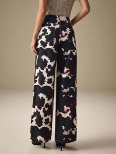 Détail du pantalon large à taille haute avec imprimé vache et poches arrière