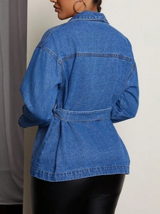Veste en jean bleu moyen pour femme avec ceinture à nouer au dos pour souligner la taille