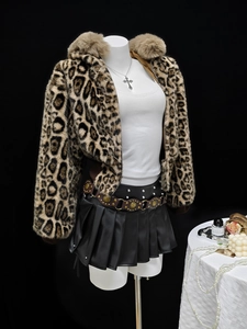 Kurze Leoparden-Fleecejacke mit Kunstpelz-Kapuze und schwarzem Faltenrock aus Lederimitat