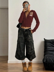 Sweat à capuche zippé rouge foncé pour femme avec pantalon cargo camouflage et bottes