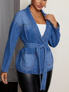 Veste en jean bleu foncé pour femme avec ceinture et grandes poches au style moderne