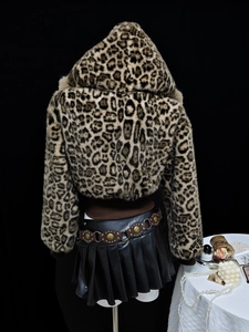 Damen Kapuzenjacke mit Leopardenmuster aus Kunstpelz und schwarzer Faltenrock aus Leder