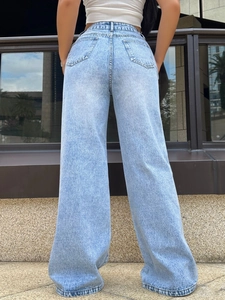 Damen Streetstyle Weite Jeans in Hellblau mit hohem Bund und Rückentaschen im lockeren Schnitt