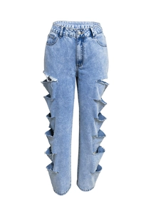 Dettaglio dei jeans azzurri a vita alta con ampie aperture laterali multistrato