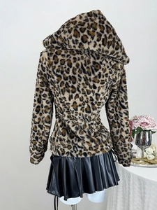 Felpa con cappuccio leopardata con orecchie di gatto da donna e gonna a pieghe in pelle nera