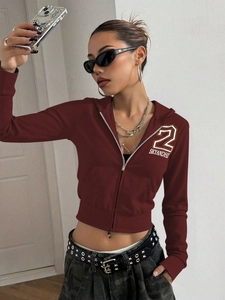 Sweat à capuche zippé bordeaux pour femme, coupe ajustée avec imprimé rétro sur la poitrine