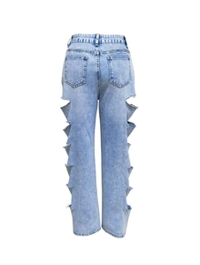 Vista posteriore di jeans azzurri a vita alta con tagli a scala e orli consumati