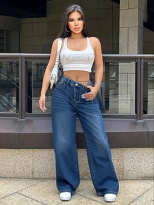 Jean femme à taille haute et jambe large en délavage bleu foncé avec une chaîne élégante