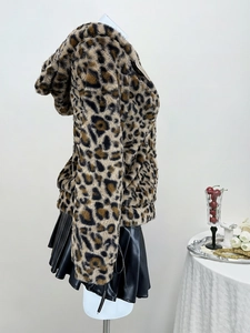 Giacca leopardata con cappuccio e orecchie da gatto e gonna plissettata nera da donna