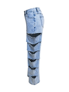 Vista dettagliata dei jeans a gamba larga azzurri con strappi laterali multistrato